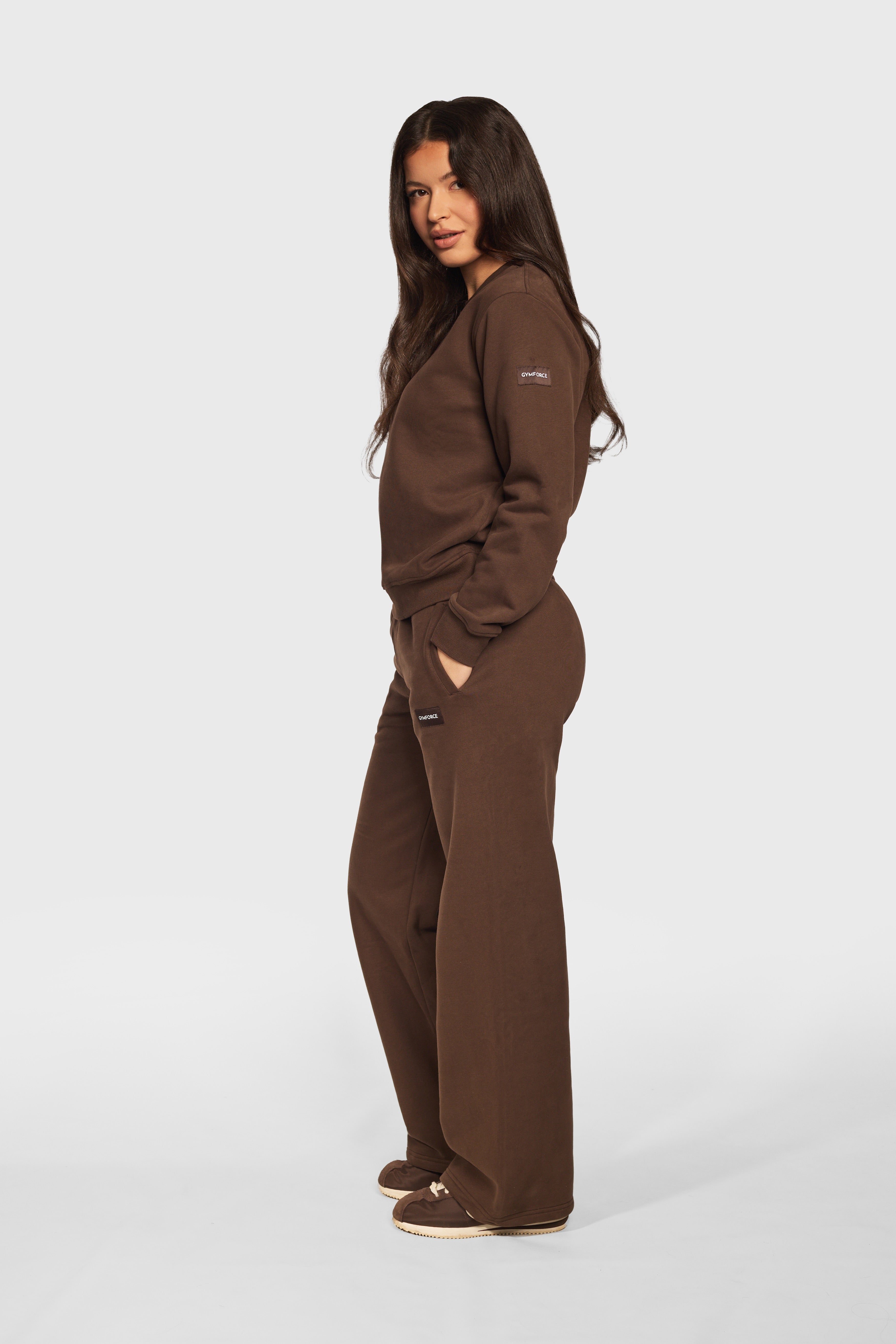 Model draagt de Soft Lounge Wide Leg Jogger en sweater van Gymforce.