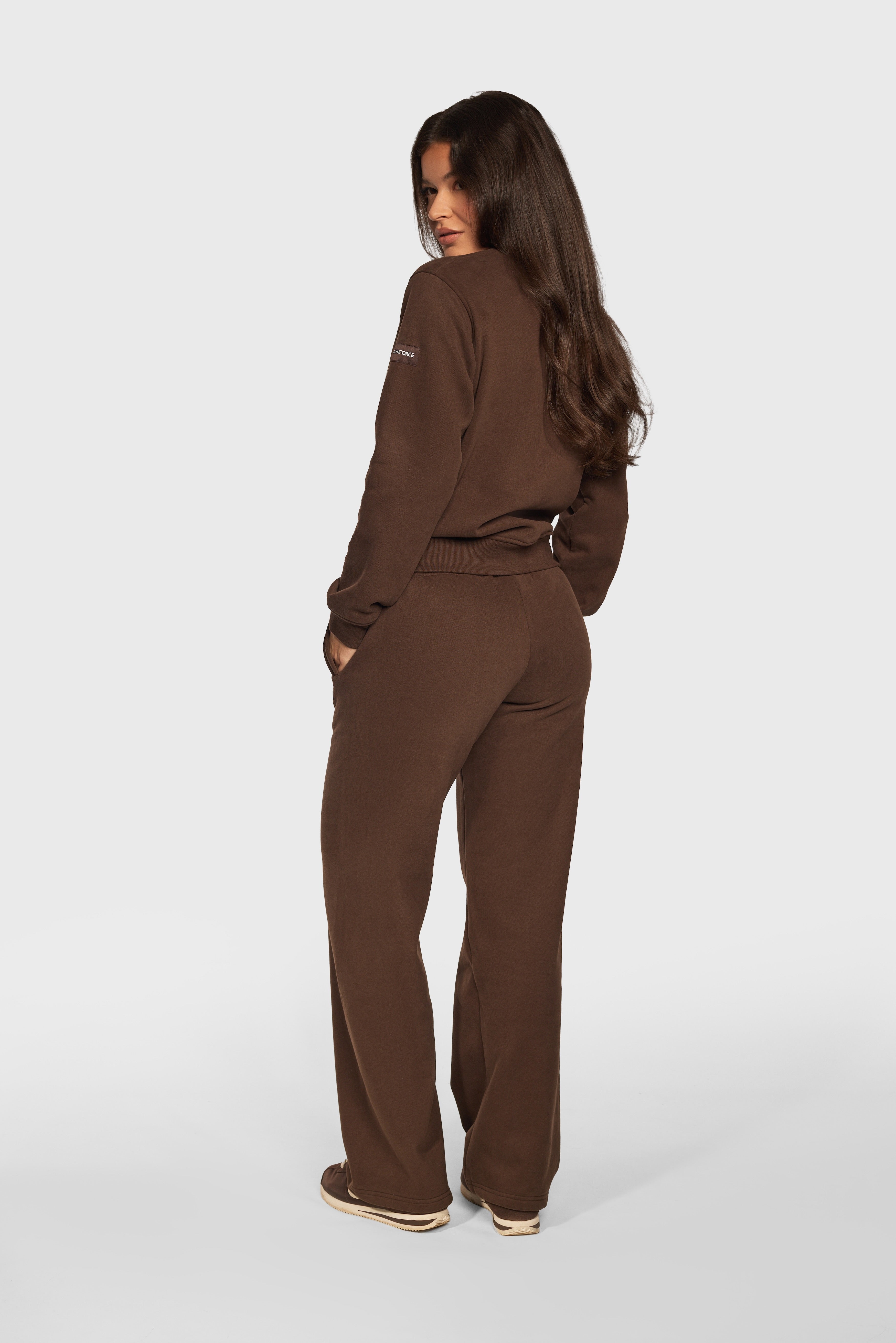 Model draagt de Soft Lounge Wide Leg Jogger en sweater van Gymforce.
