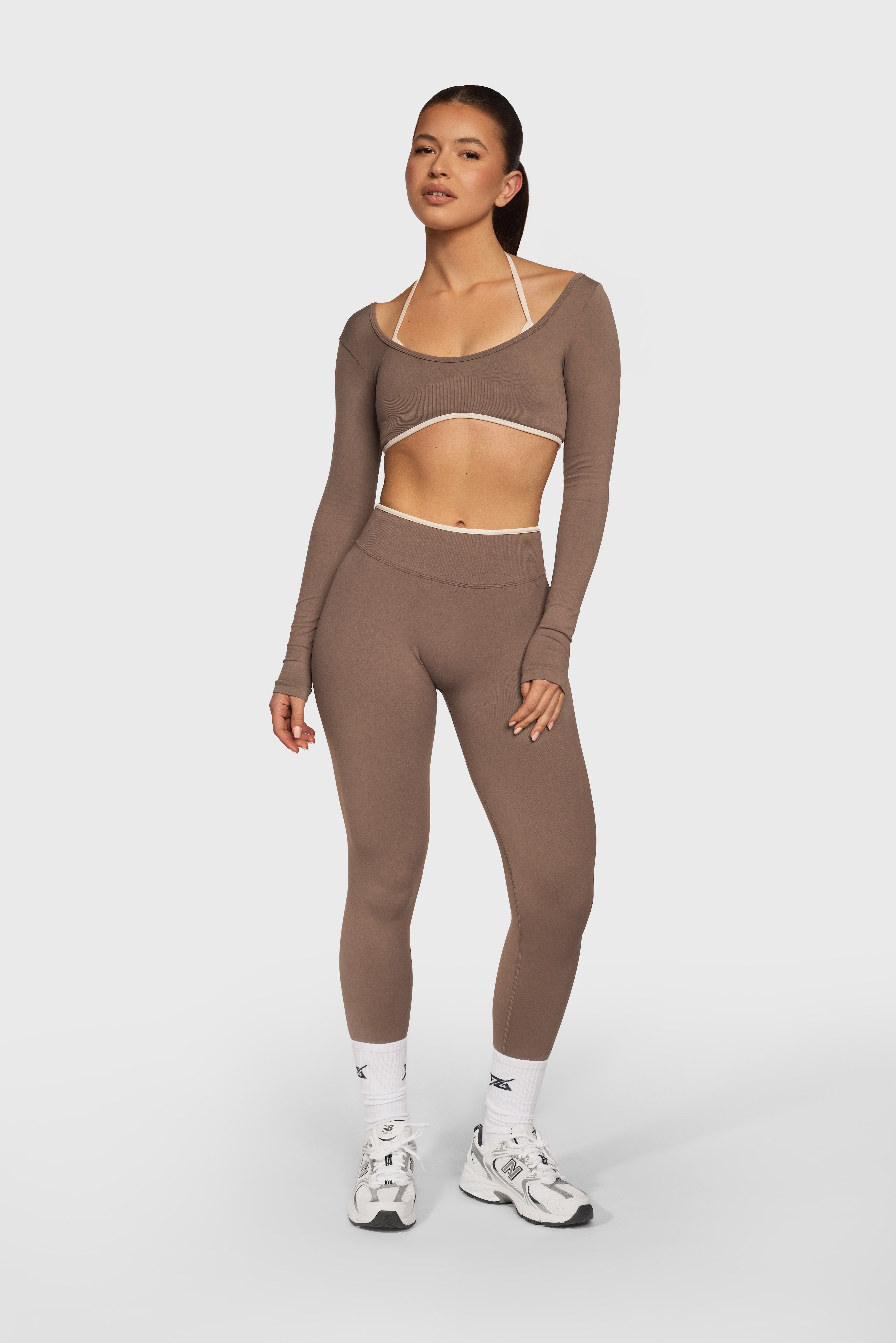 Model draagt de Mocha Sculpt Seamless Legging en Long Sleeve Top van Gymforce.