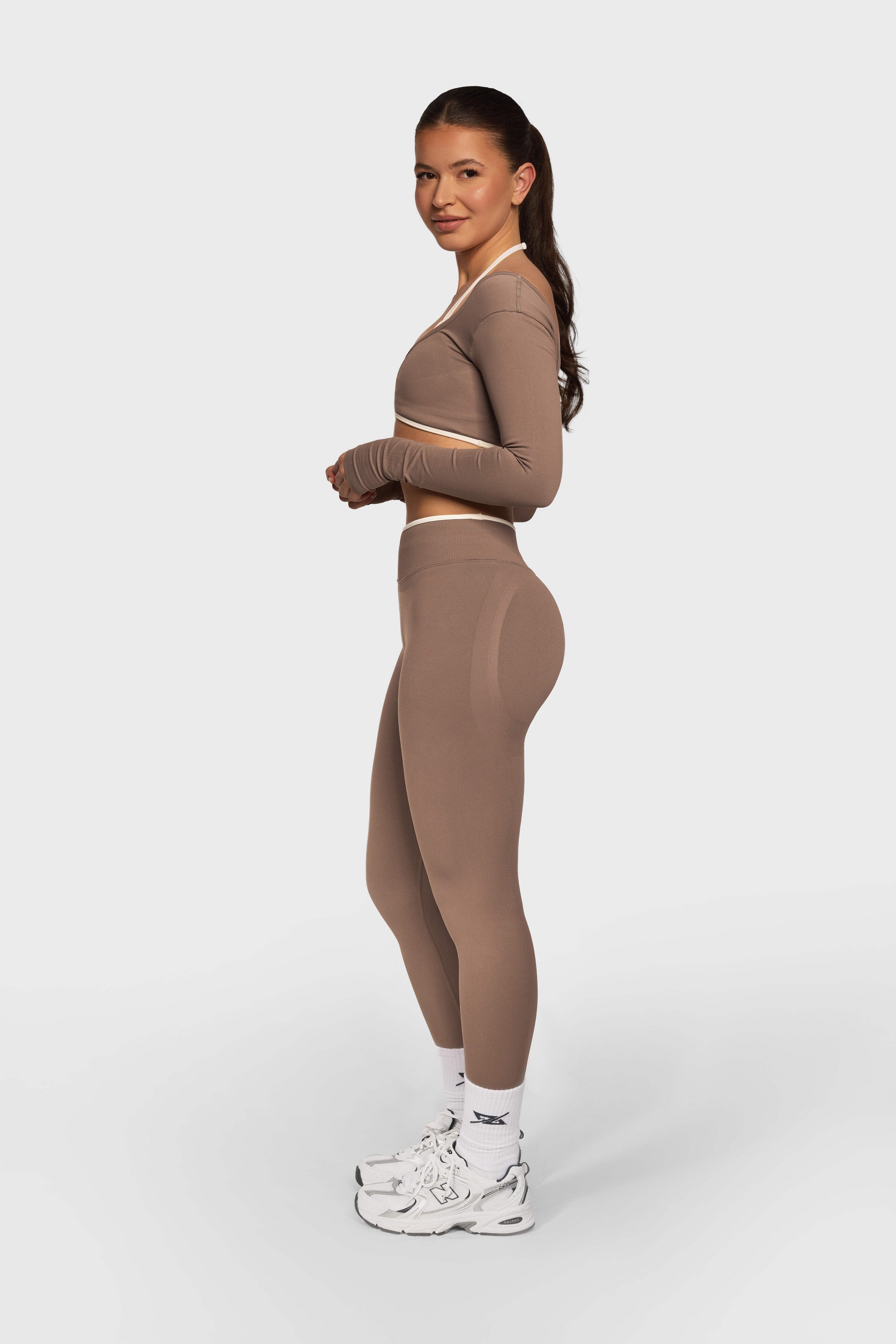 Zijaanzicht van de Mocha Sculpt Seamless sportset van Gymforce.