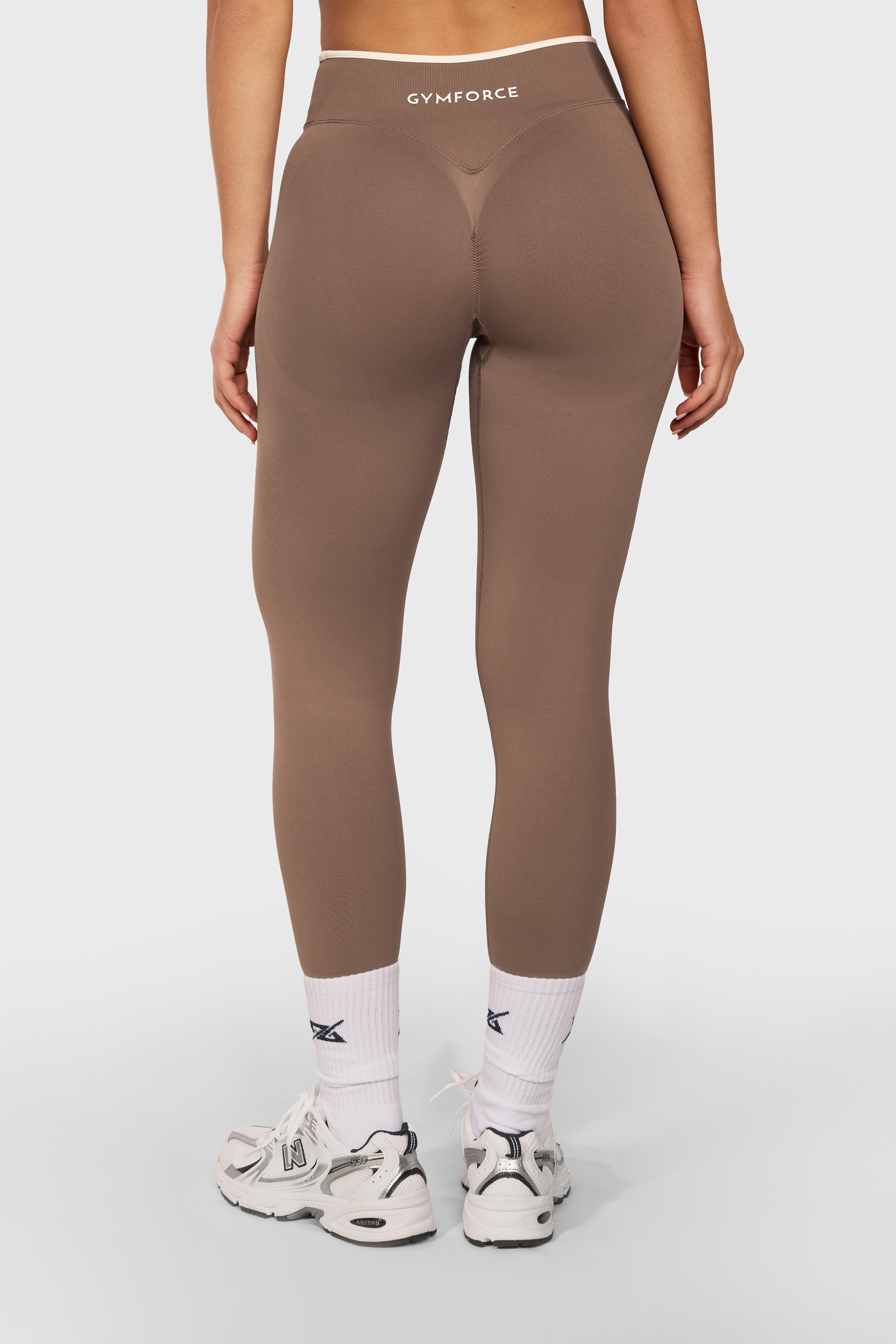 Achterkant van de Mocha Sculpt Seamless Legging van Gymforce.