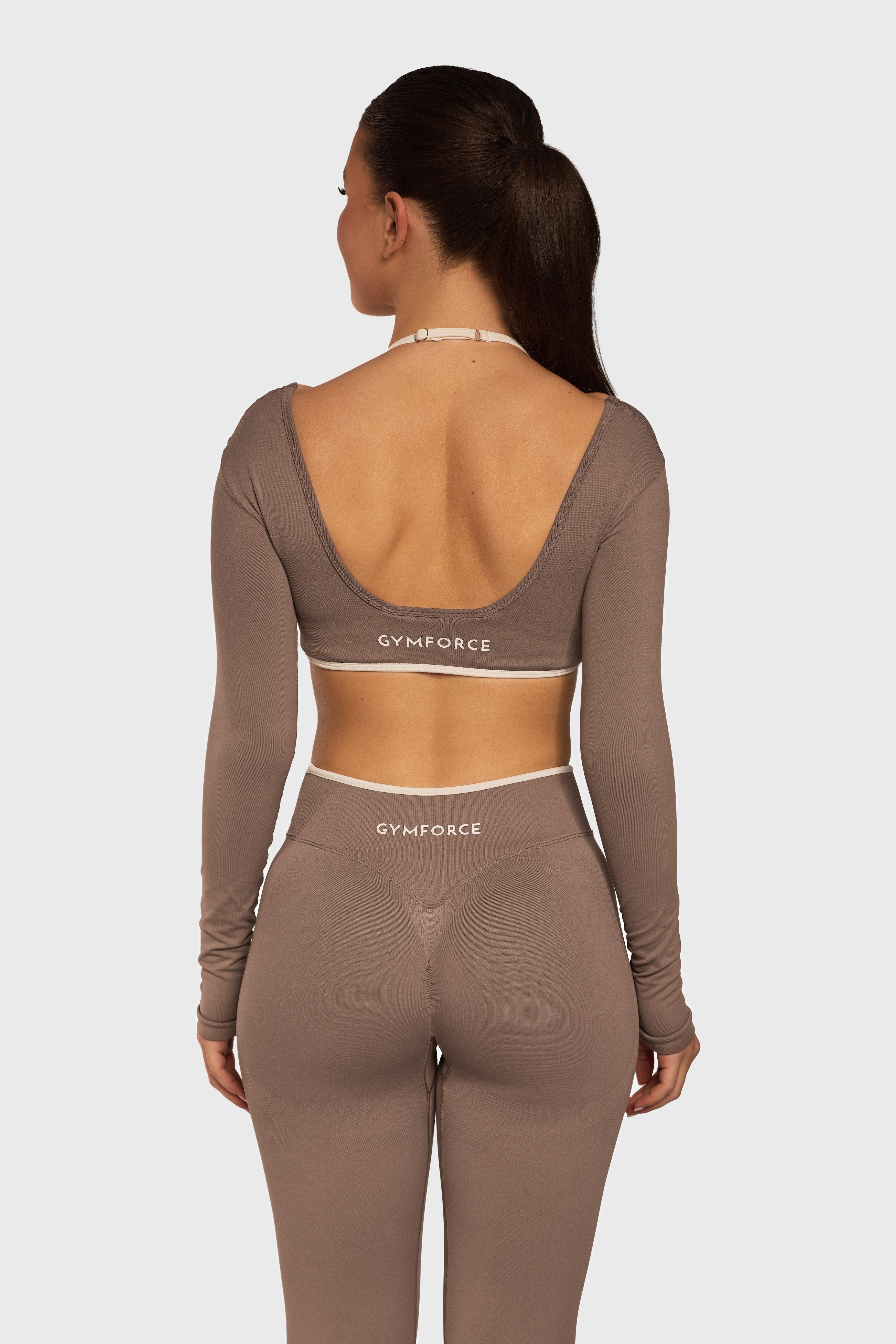 Achterkant van de Mocha Sculpt Seamless Long Sleeve Top en Legging van Gymforce.