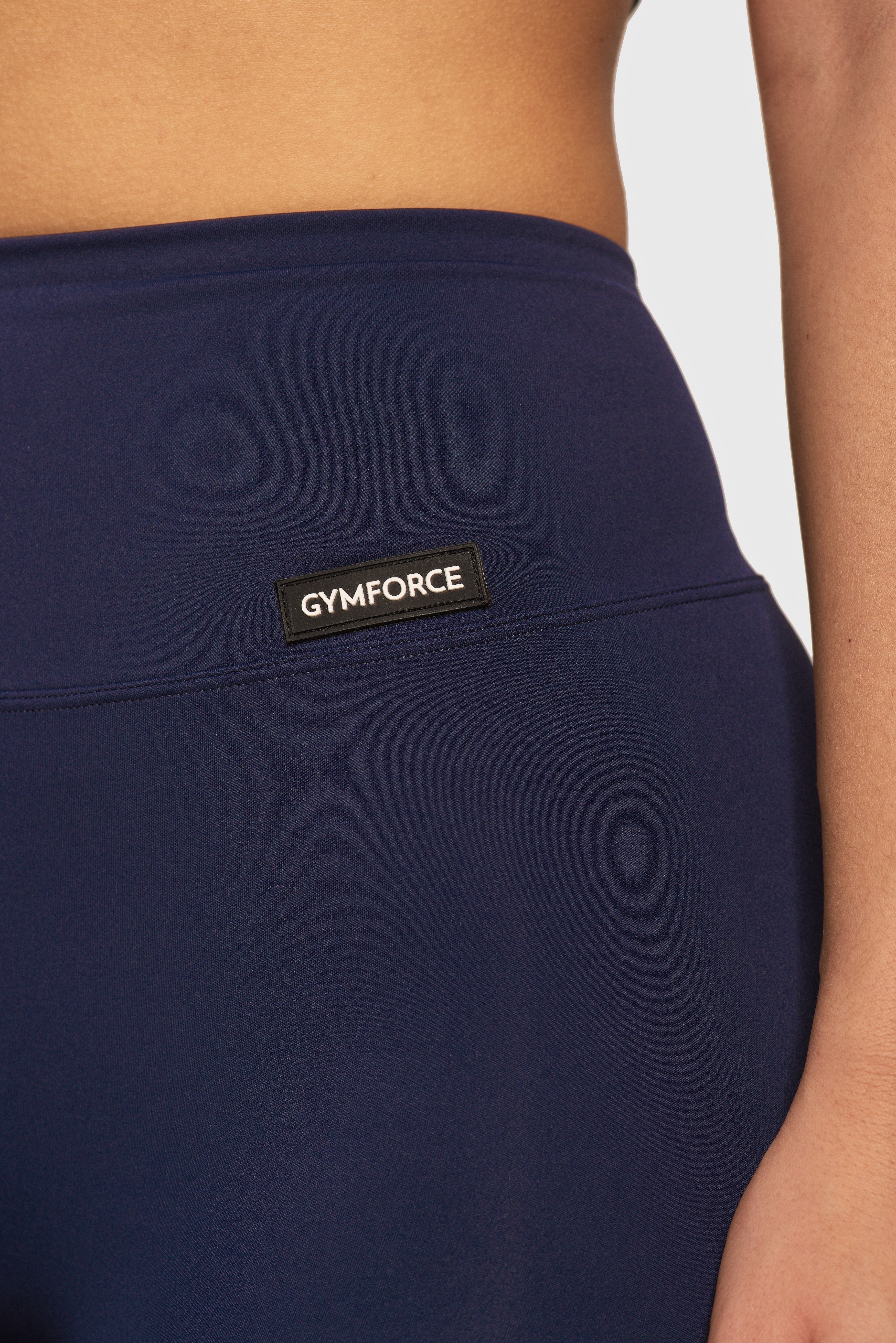 Detail van de Midnight Soft Force Legging van Gymforce met logo patch.