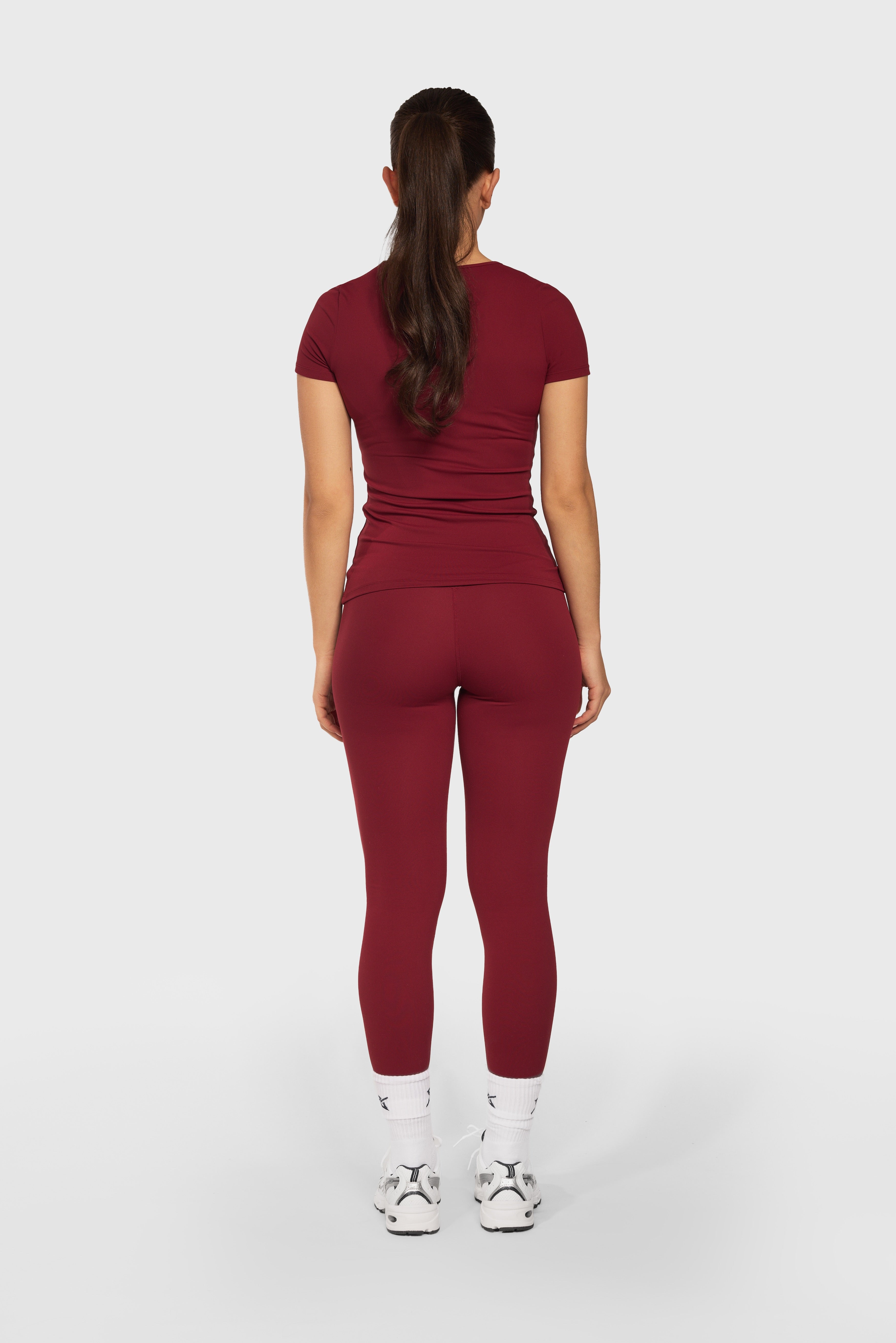 Achterkant van de Burgundy Contour sportset van Gymforce.