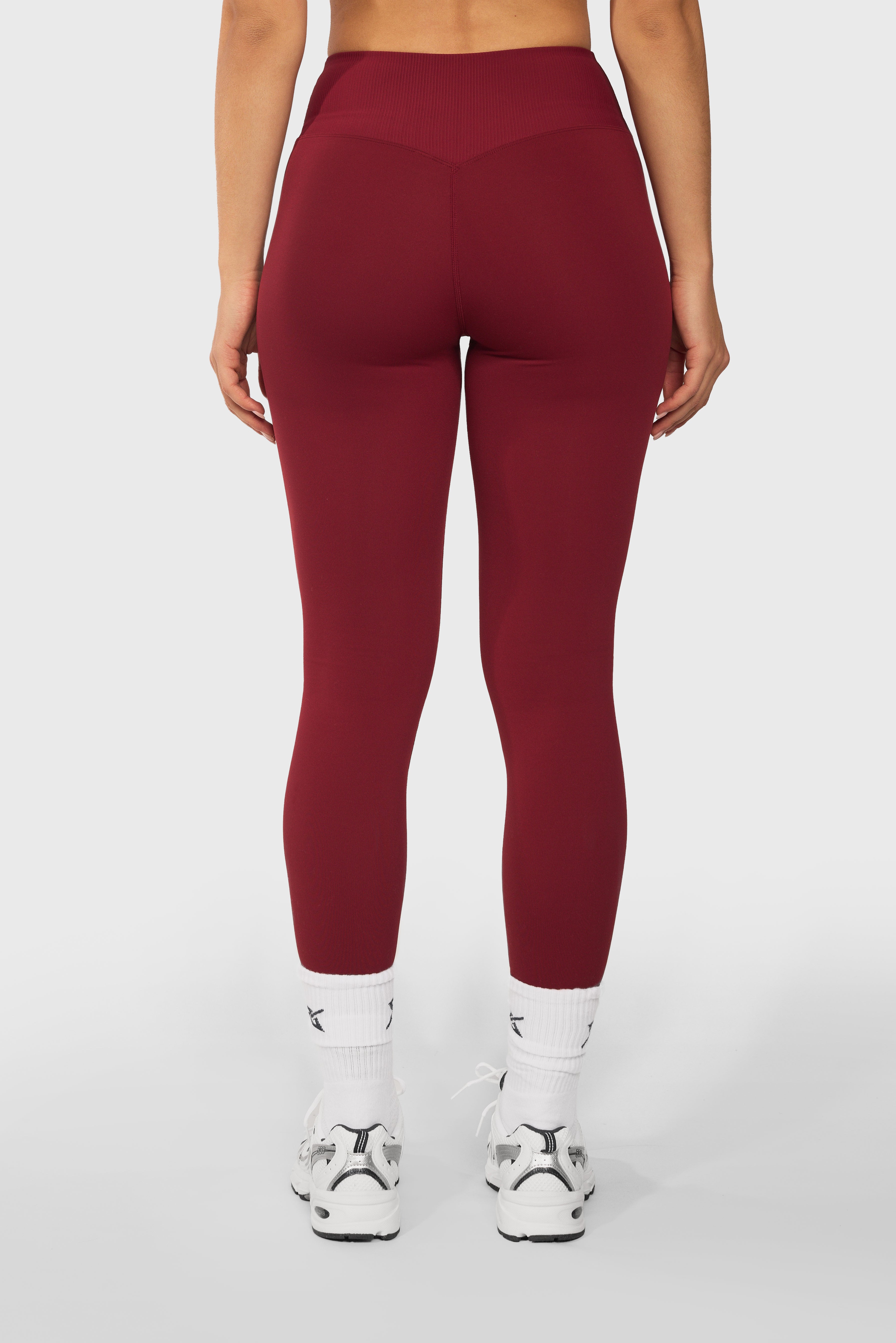 Achterkant van de Burgundy Contour Legging van Gymforce.