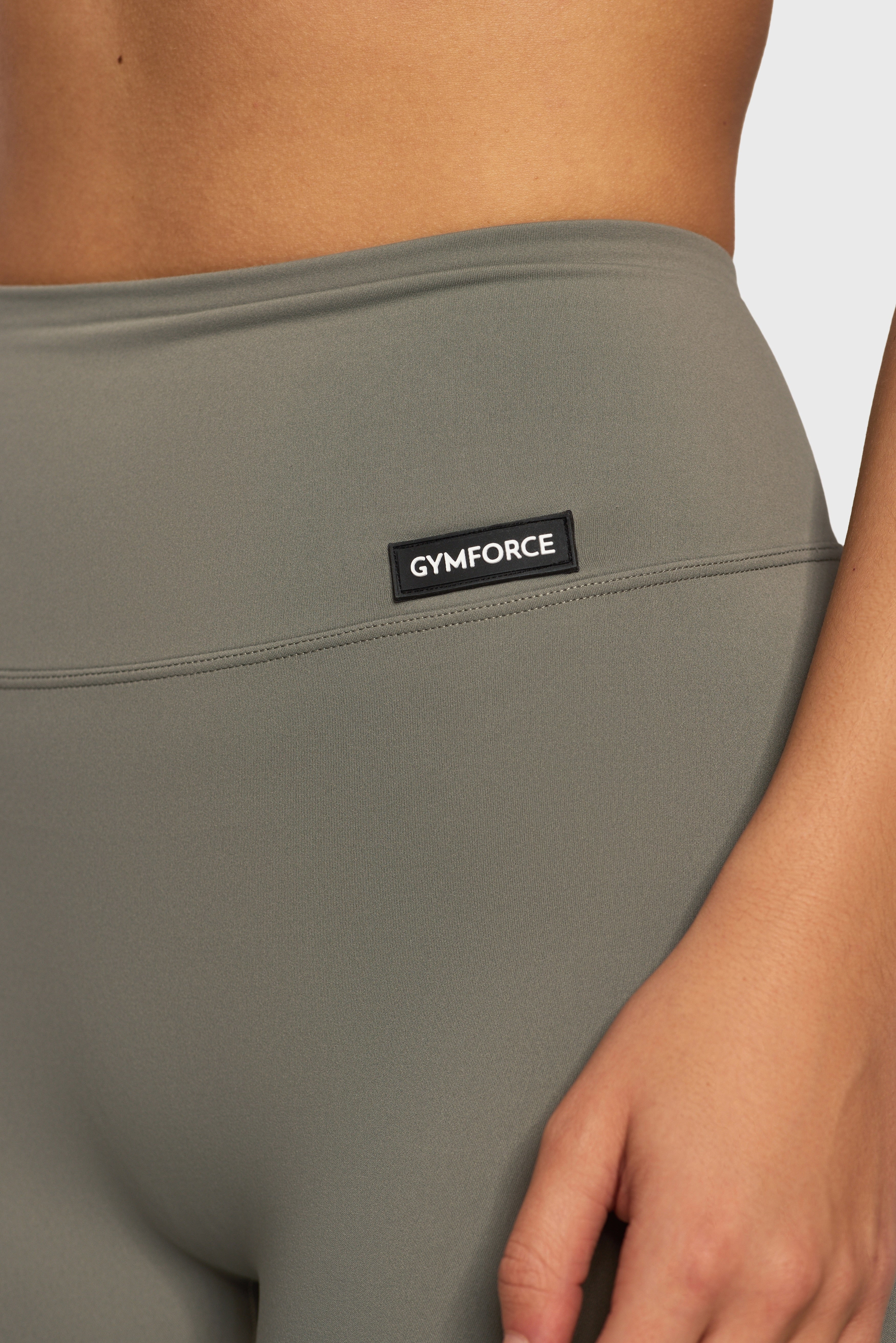 Detail van de Sage Soft Force Legging van Gymforce met logo patch