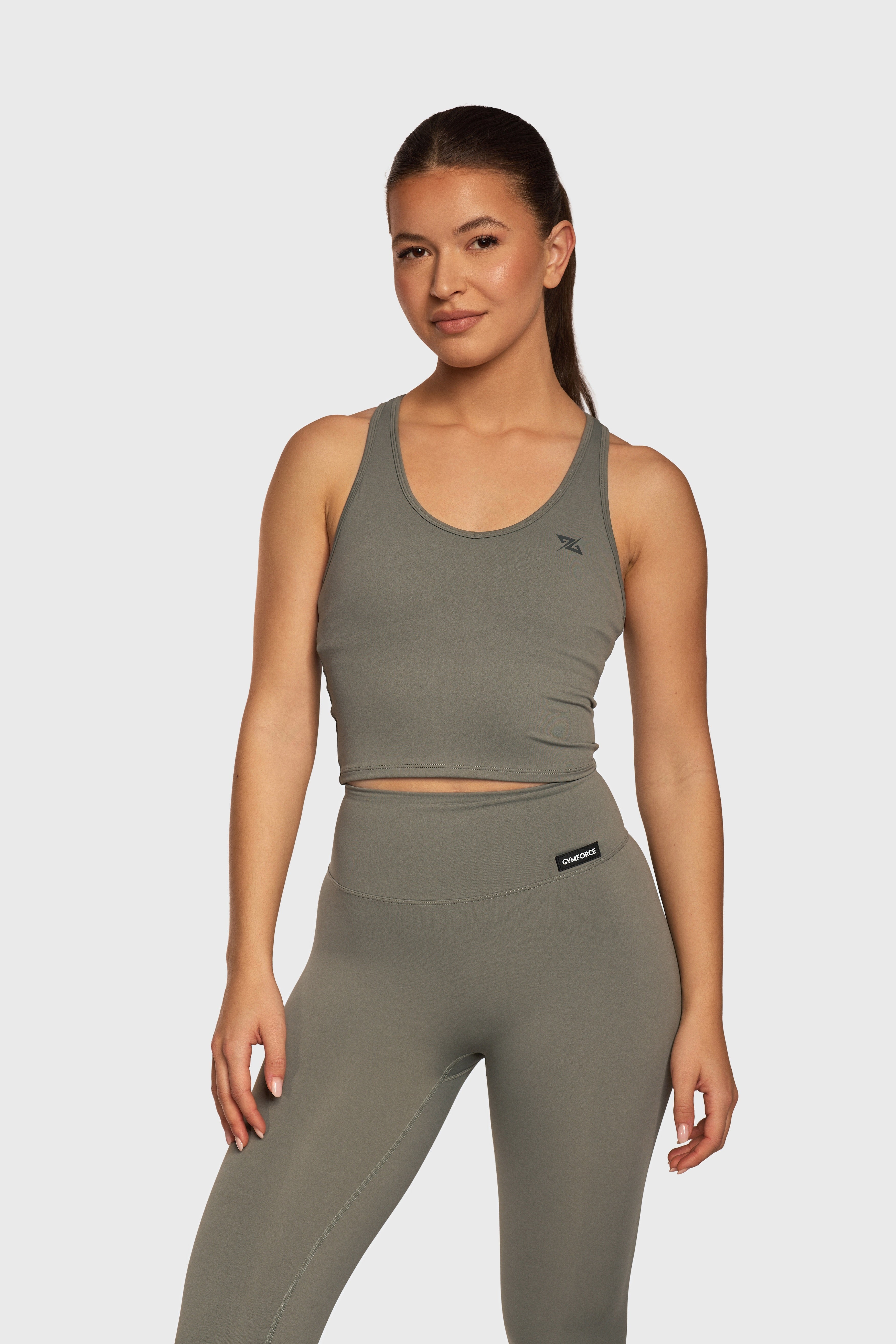 Model draagt de Sage Contour Bra en Legging van Gymforce.