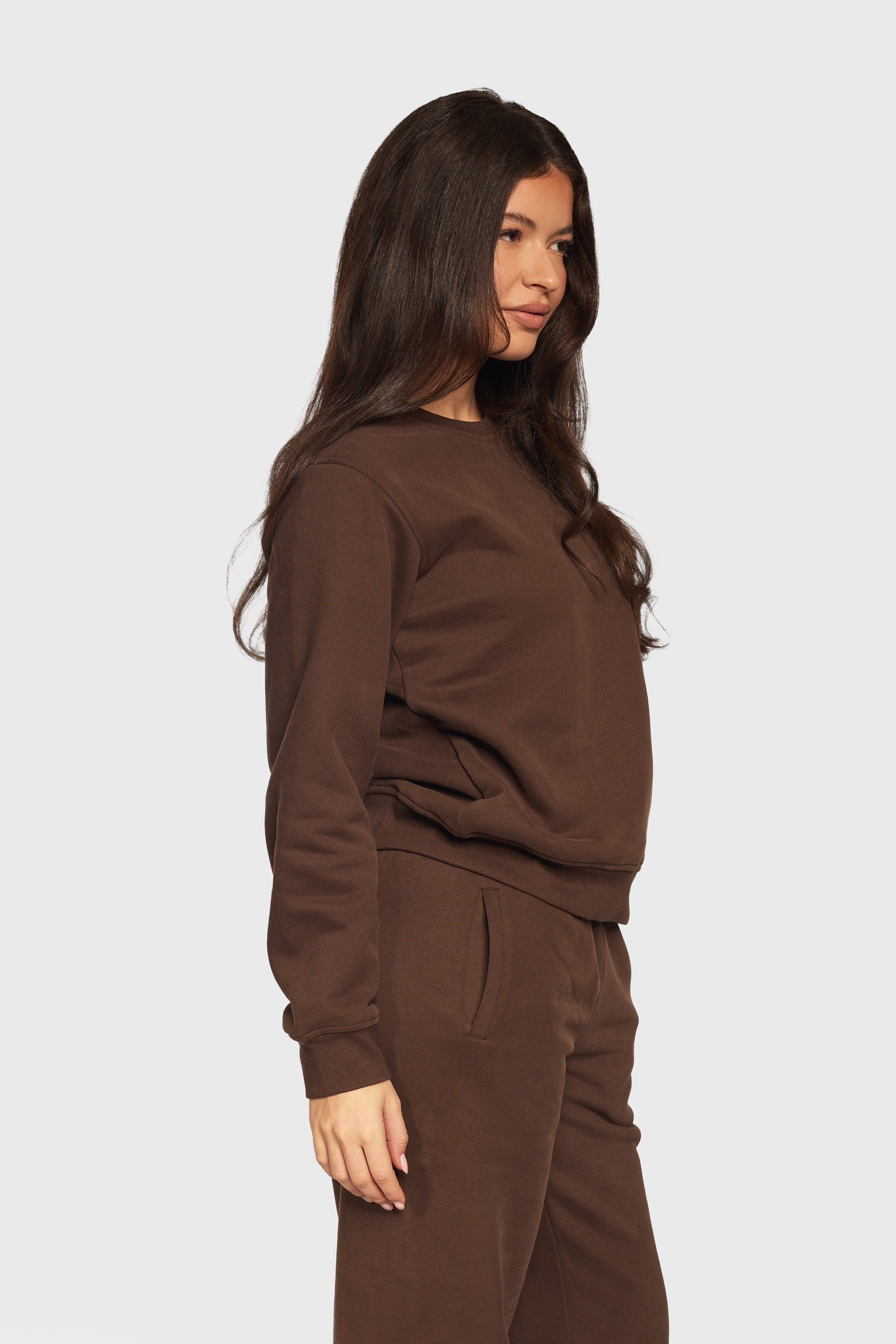 Zijaanzicht van de Soft Lounge Sweater en Wide Leg Jogger van Gymforce.