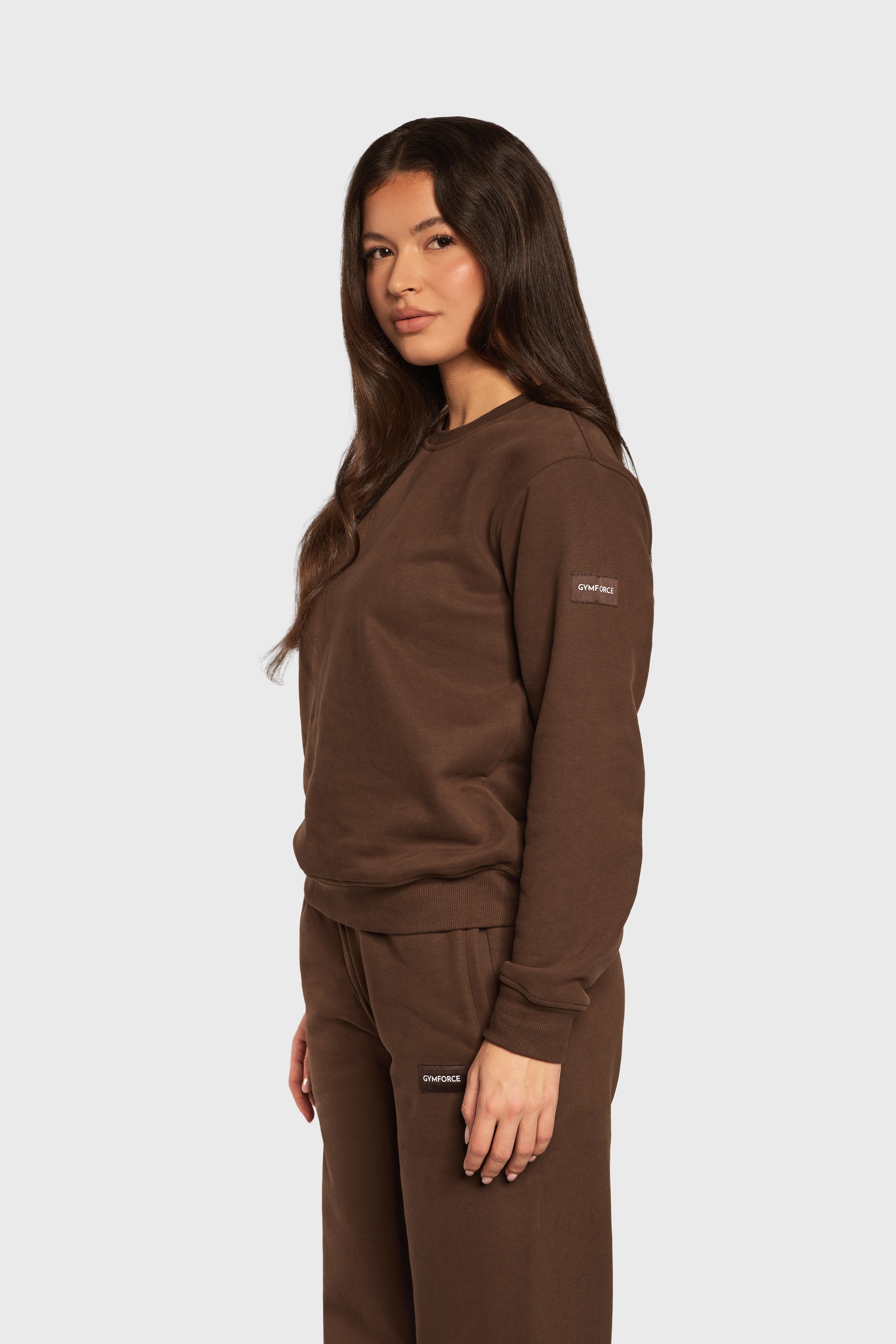 Model draagt de Soft Lounge Sweater van Gymforce met wide leg joggingbroek.