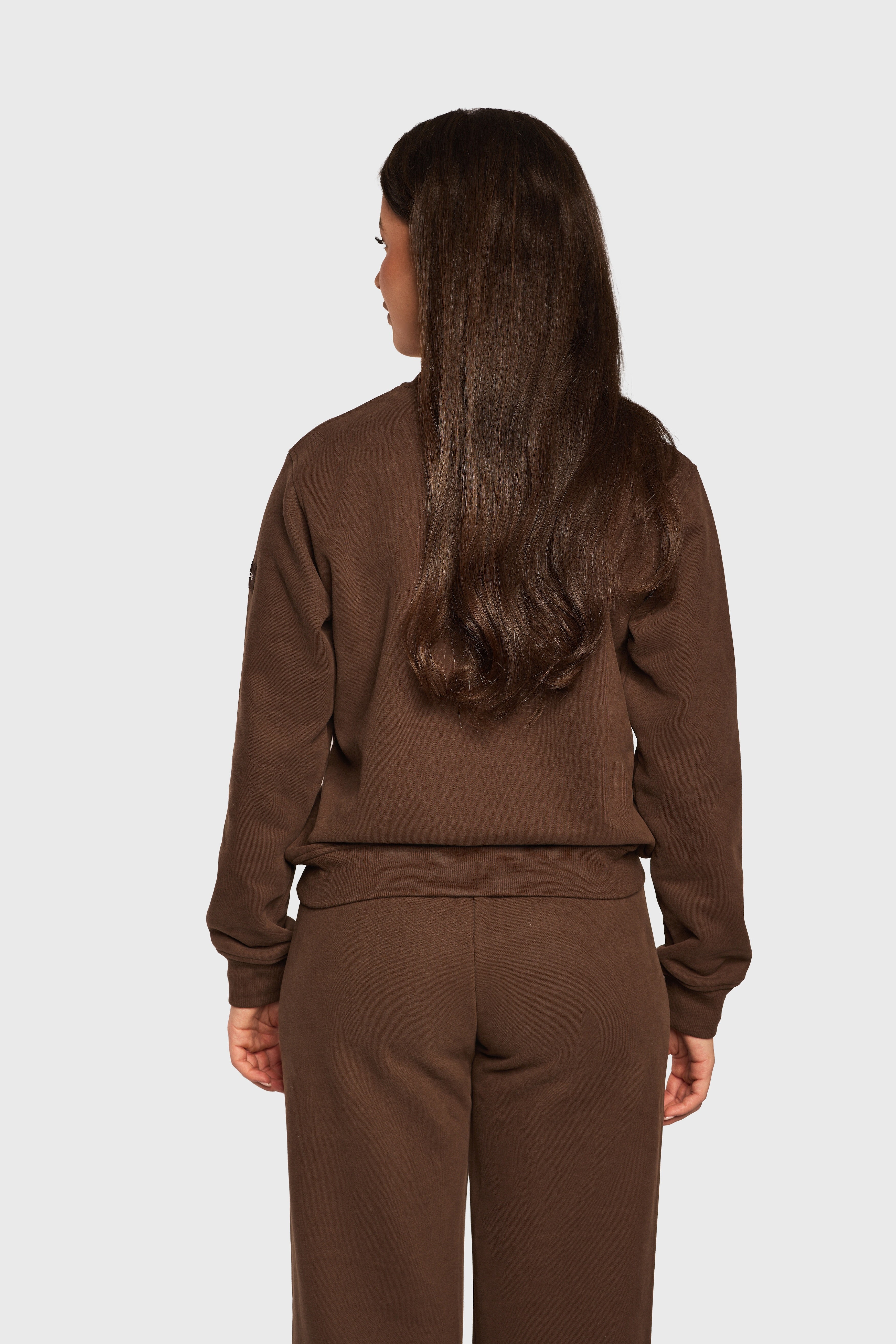 Achterkant van de Soft Lounge Sweater van Gymforce in donkerbruin.