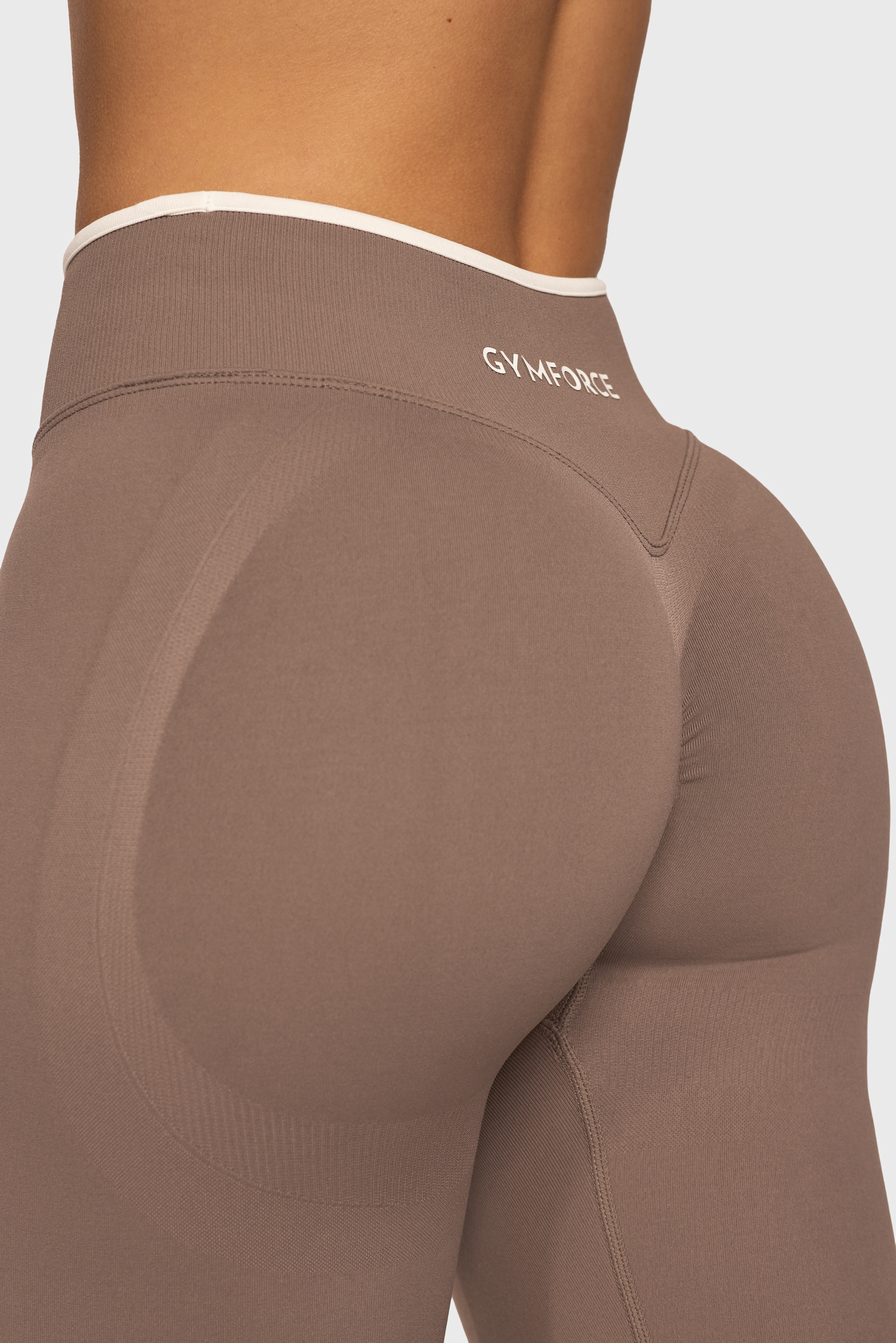 Detail van de Mocha Sculpt Seamless Legging van Gymforce met sculpting contour.