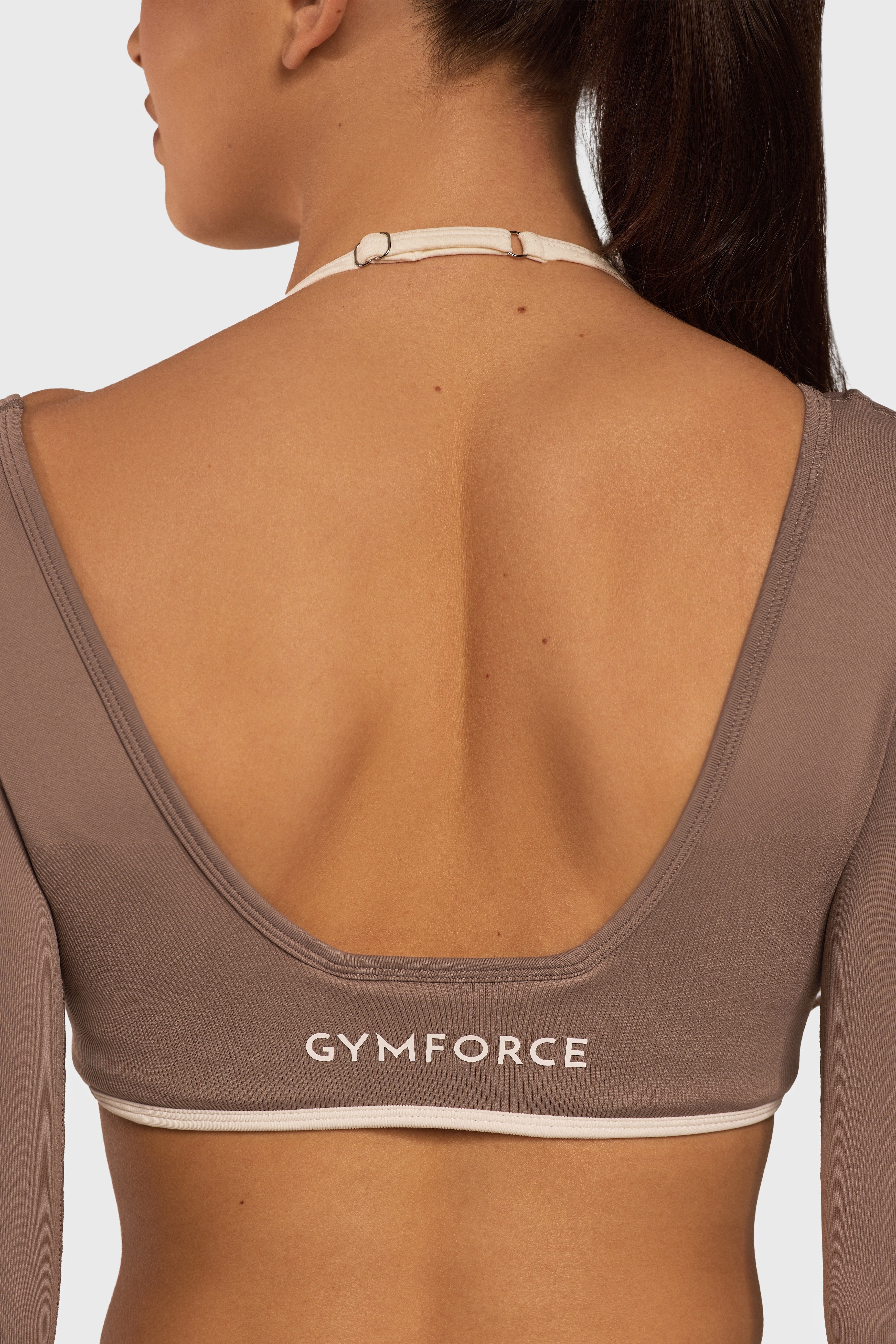 Detail van de achterkant van de Mocha Sculpt Seamless Long Sleeve Top van Gymforce.