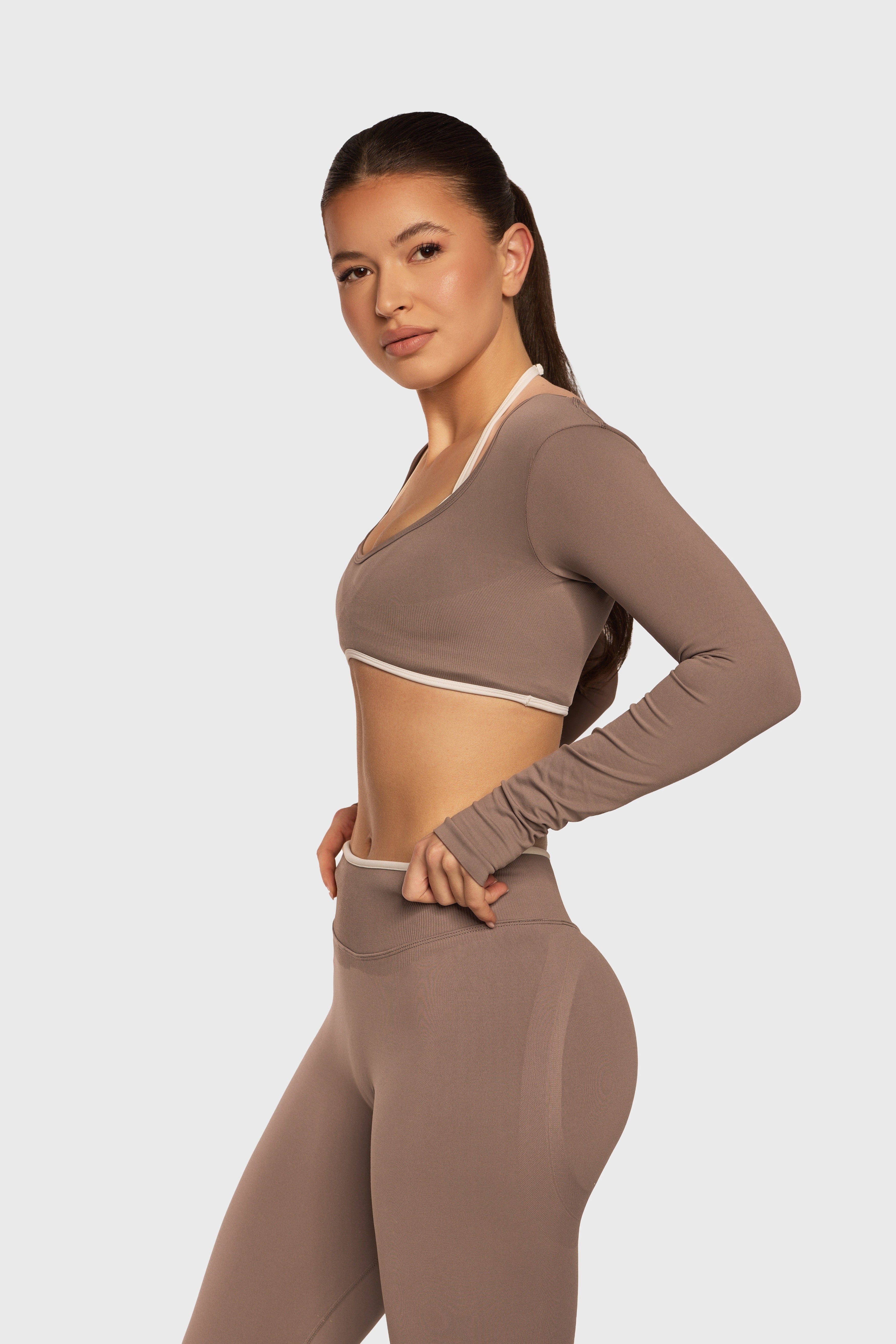 Zijaanzicht van de Mocha Sculpt Seamless sportset van Gymforce.