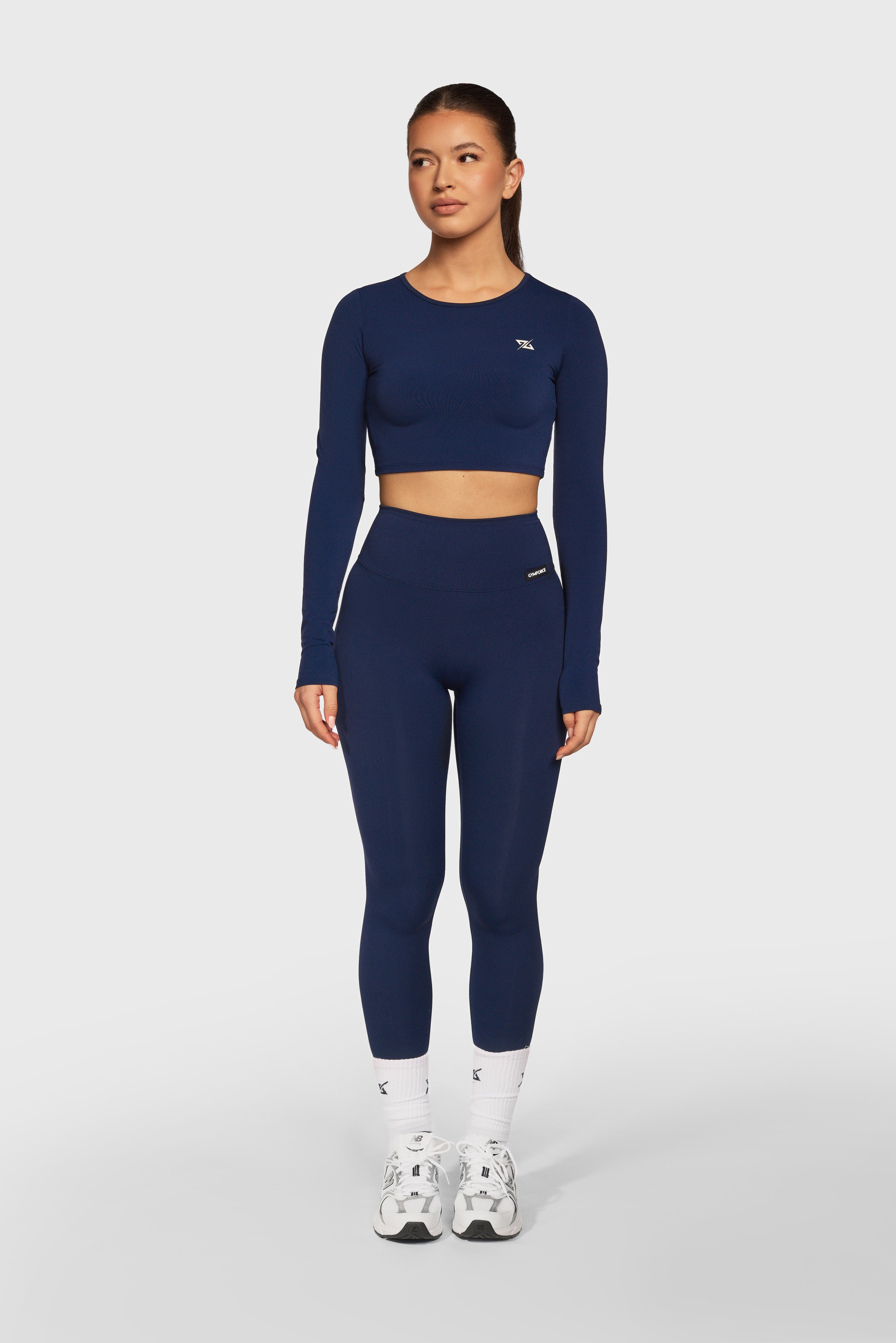 Model draagt de Midnight Soft Force Legging en Long Sleeve Top van Gymforce.