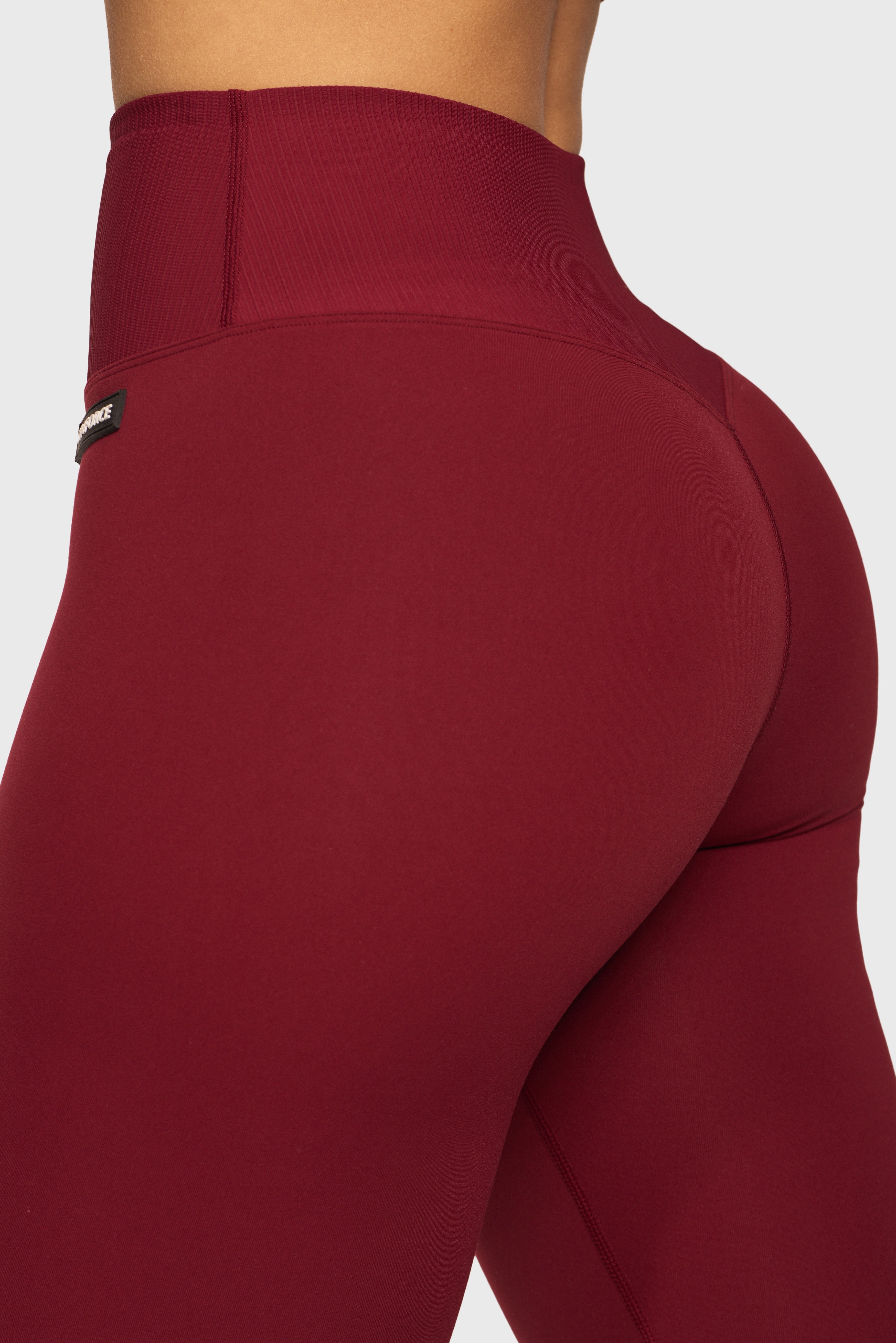 Detail van de Burgundy Contour Legging van Gymforce met sculpting contour.