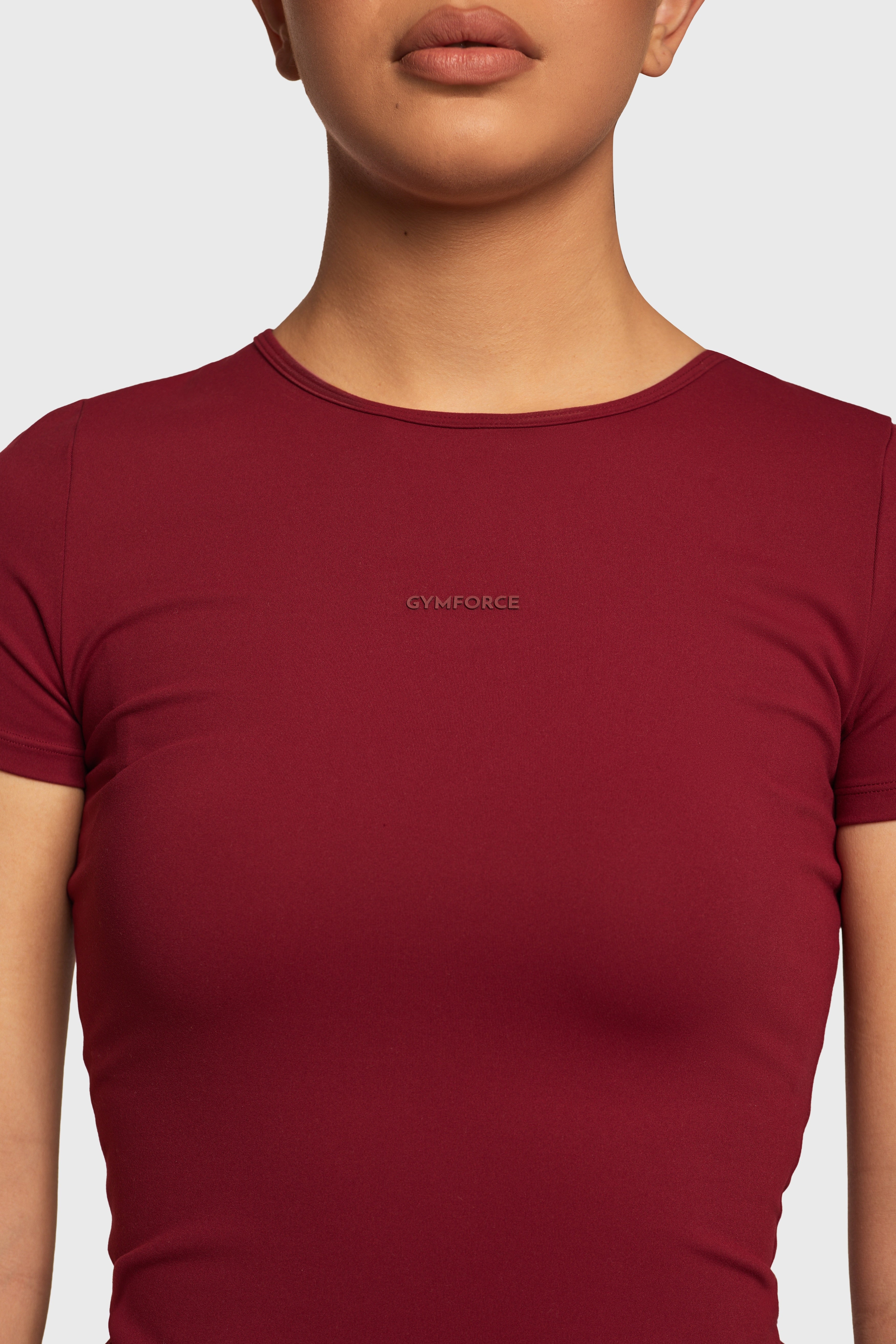Detail van het Burgundy Contour T Shirt van Gymforce met logo.