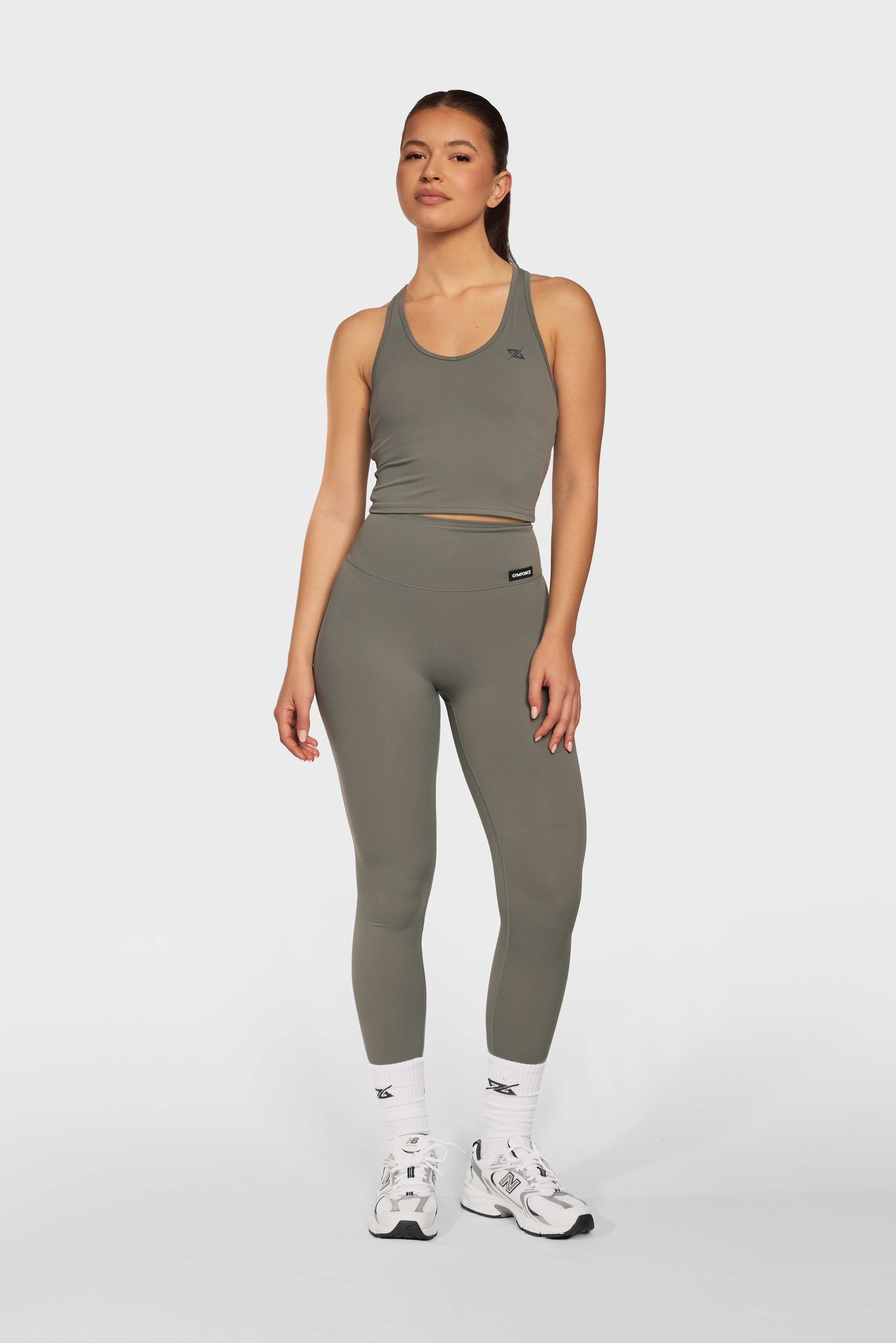 Model draagt de Sage Soft Force Legging en Sage Contour Bra van Gymforce.