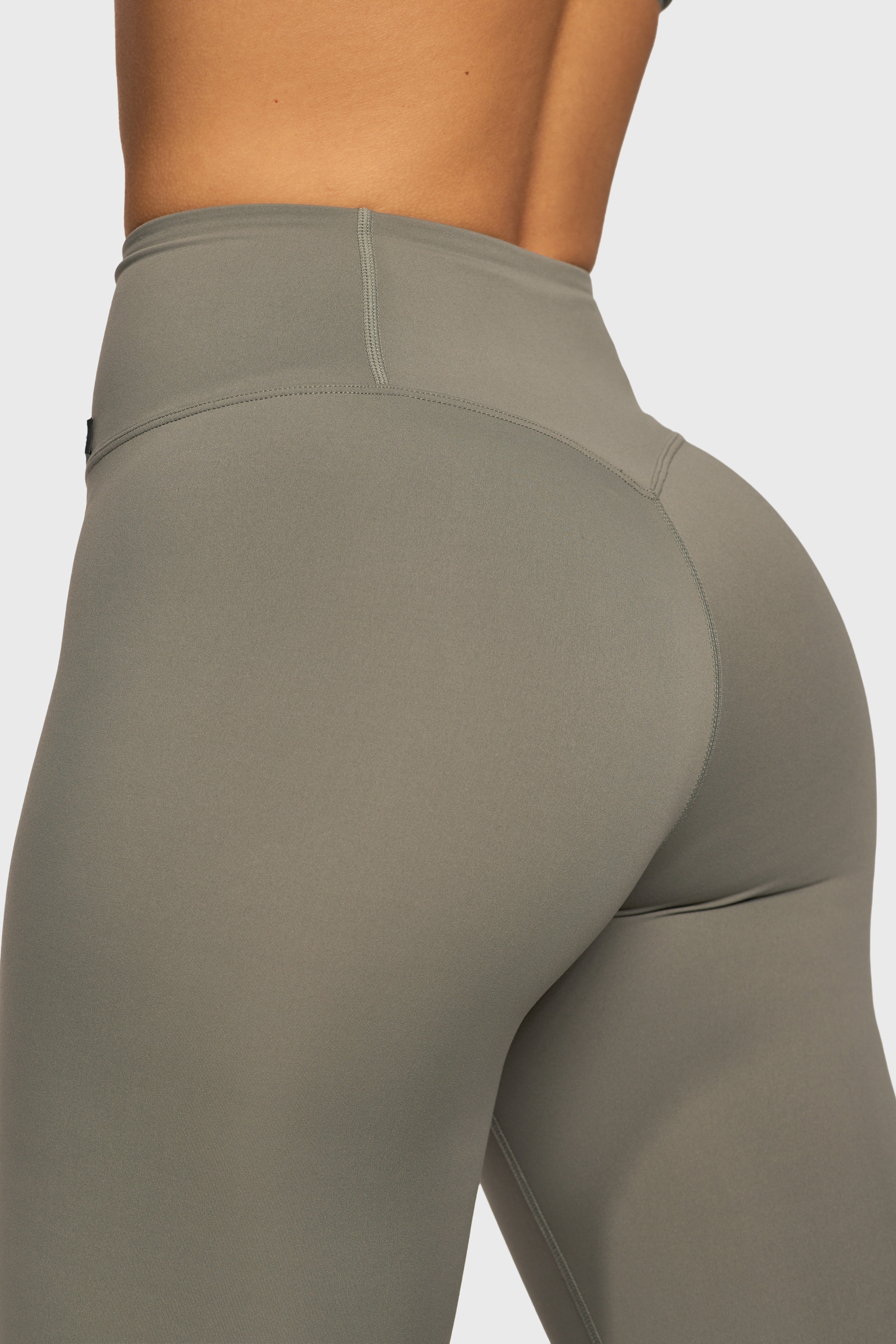 Detail van de Sage Soft Force Legging van Gymforce met sculpting fit.