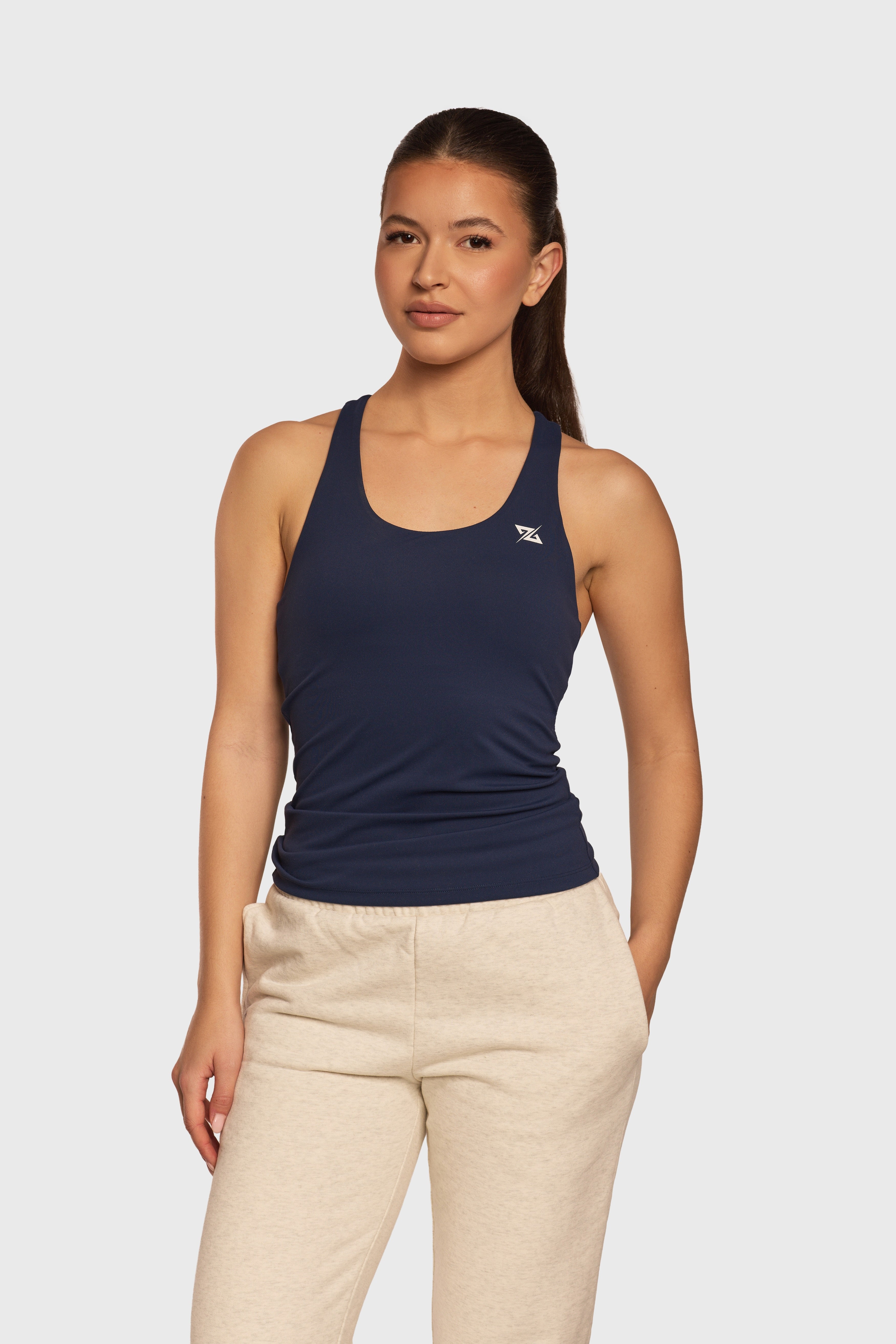 Model draagt de Define Racerback Top van Gymforce in navy.